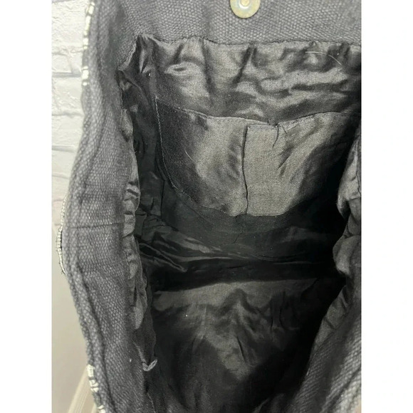 Black and white arrow print tote. - Picture 4 of 4